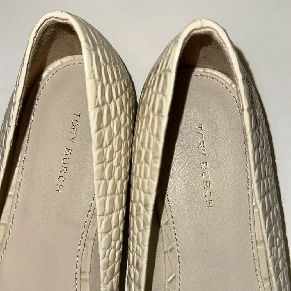 New Tory Burch Cream Croc-Embossed Ballet Flats. 8.5 M.